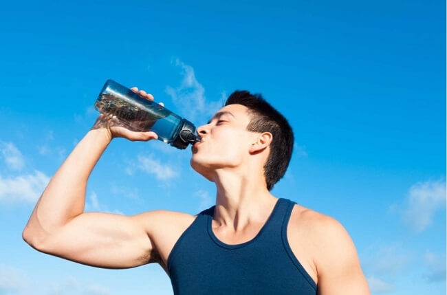 Uống đủ nước giúp ngăn ngừa tăng acid uric 